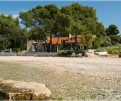 Brač, Supetar – propriété de vacances de luxe – en première ligne sur la mer.