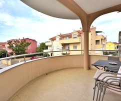Edificio de seis apartamentos disponible en Vodice para la compra