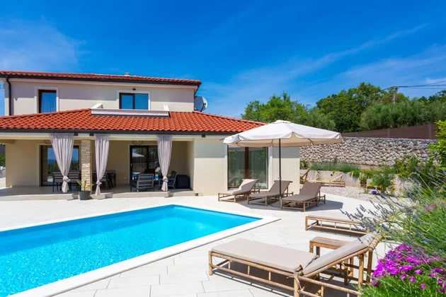 Nouvelle maison avec piscine et jardin, dans un endroit calme !