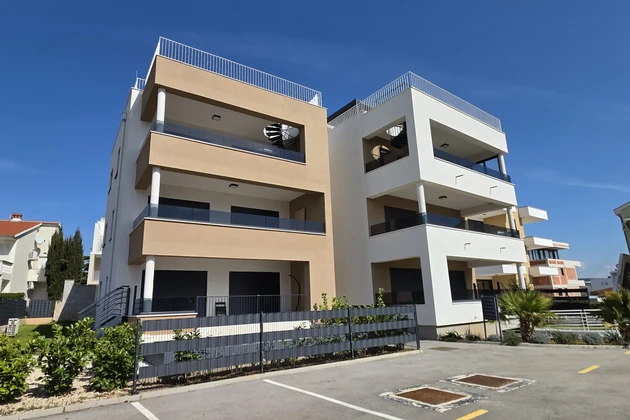 Luxus két hálószobás apartman kerttel, 50 m-re a strandtól - Sukošan, új építésű