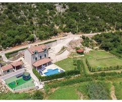 Metkovic, Desne, rustikale dreistöckige Villa