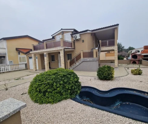 Vir, ubicación privilegiada - casa con 4 dormitorios, garaje y amplio patio, a solo 230 m del mar
