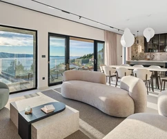 Omiš környéke, fényűző modern villa panorámás tengeri kilátással, medencével és garázzsal
