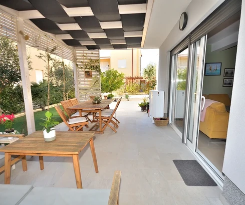 Vodice – bútorozott háromszobás lakás kerttel, 500 m-re a strandtól