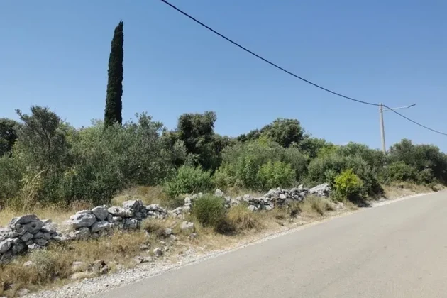 Marina, Vinišće, terreno edificabile di 3295 m2, a 640 m dal mare