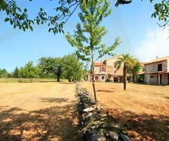 Brtonigla, Istria: Investment land with building