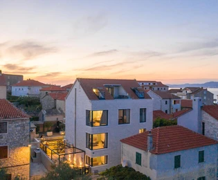 Nehnuteľnosť na ostrove Brač v Postire, druhý rad od mora na predaj v Chorvátsku