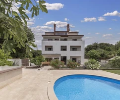 Haus mit Wohnungen und Pool in Medulin zu verkaufen in Kroatien