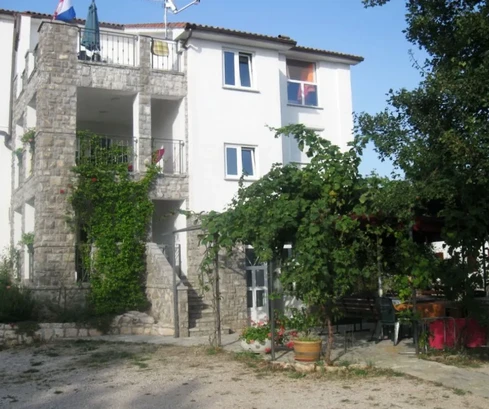 VILLA INDIPENDENTE CON SEI UNITÀ ABITATIVE E VISTA MARE!