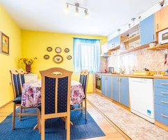 Amplia casa en venta con vista al mar en Trogir, Croacia