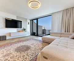 Podstrana - luxuriös eingerichtete Maisonette-Wohnung mit Garten und Dachterrasse