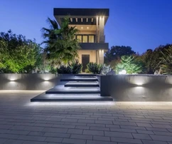 Premantura, egy egyedülálló és elegáns villa medencével, nagy, gondozott kerttel.