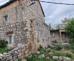 Marina, Centro, vecchia casa in pietra 70 m2 + 80 m2 non finiti, da ristrutturare