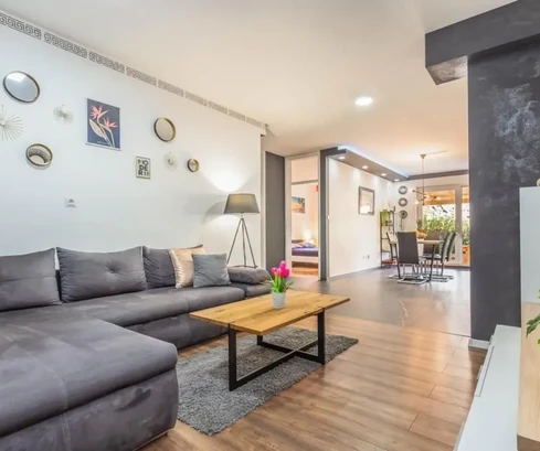 Omiš, Zweizimmerwohnung 68m2 + Hof 40m2, direkt am Fluss Cetina