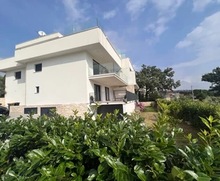 Attraktives Doppelhaus mit Pool und Panoramablick auf das Meer!