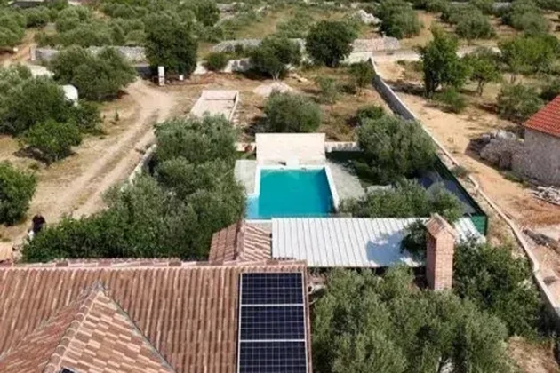 Vodice – Casa con piscina y olivar en el interior de Vodice