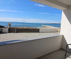 Côté sud, première rangée au bord de la mer, rez-de-chaussée