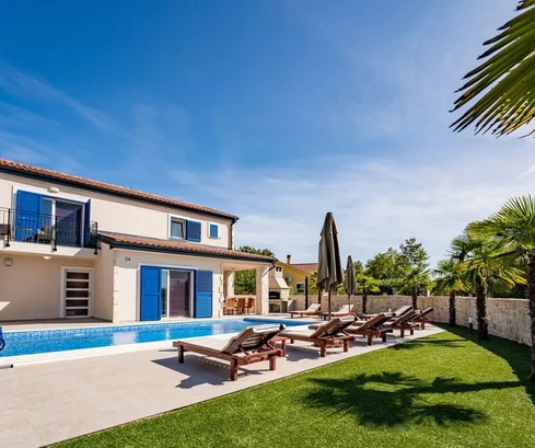 VILLA ATRACTIVA CON PISCINA CLIMATIZADA Y JARDÍN, EN UNA ZONA TRANQUILA!