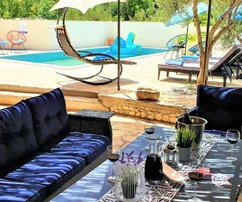 Rogoznicán eladó apartmanház medencével Horvátországban