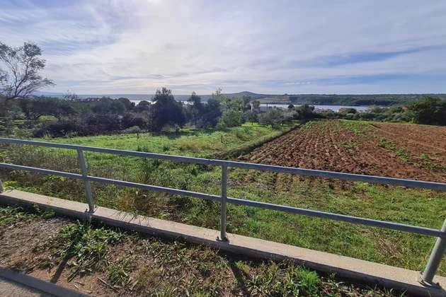 Építési telek Posedarjében, 600 m-re a tengertől, panorámás kilátással