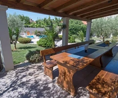 Maison à vendre avec piscine et cour paysagée à Medulin en Croatie