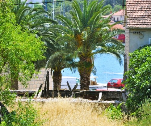 Brač szigetén, a központban, kiváló elhelyezkedésű építési telek tengerre néző panorámával