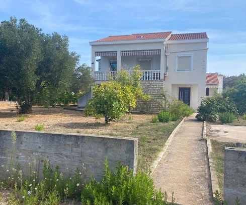 Casa familiare in vendita proprio sul lungomare di Ugljan in Croazia