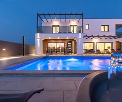 Isztria, Pula: Modern villa medencével és tágas kerttel eladó