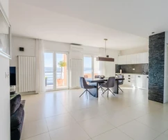 Crikvenica, Haus mit vier Wohnungen, Swimmingpool, etabliertes touristisches Vermietungsgeschäft mit Meerblick