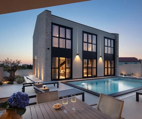 Maison moderne avec piscine à vendre à Poličnik en Croatie