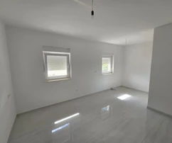 Istria, Buje: Appartamento nuovo con due camere da letto e loggia