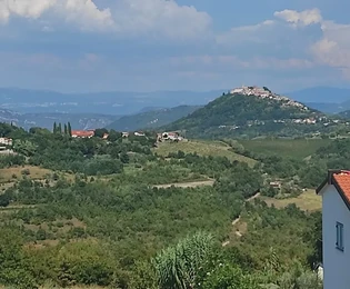 Zemljište sa starom kućom i pogledom na Motovun