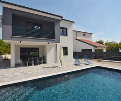 NUOVA VILLA CON PISCINA E GIARDINO, IN UNA ZONA TRANQUILLA!