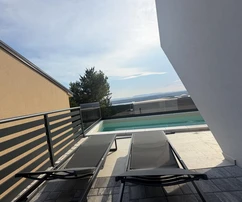 Jadranovo, luxuriöses Doppelhaus mit Pool, 197 m²