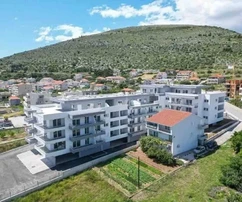 Seget Donji, 1-Zimmer-Wohnung 51 m2 in einem neuen Gebäude, 230 m vom Strand entfernt