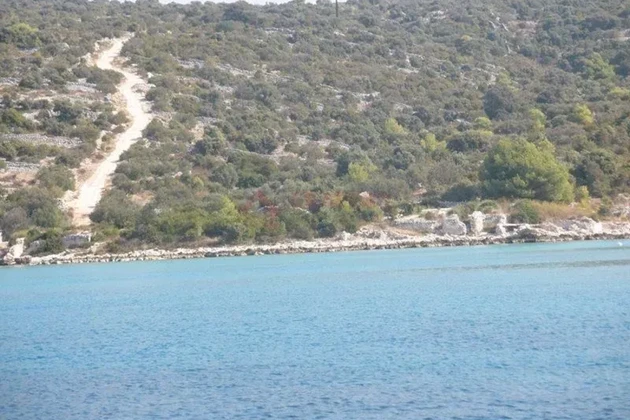 Vinišće, alte Bucht von Trogir, erste Reihe zum Meer, 2285 m2, landwirtschaftliche Fläche