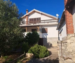Casa independiente con planta baja elevada, patio y garaje