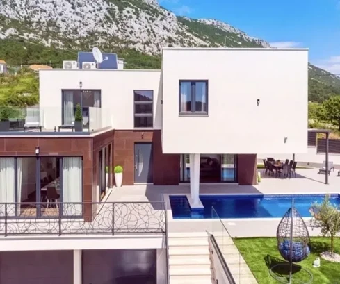 Omiš, Gata, villa independiente de 320 m2 con piscina de 32 m2 en una parcela de 580 m2