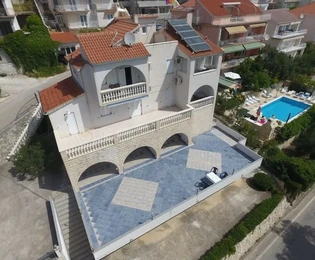 Seget, edificio de apartamentos de 608 m2, en excelente ubicación cerca del mar, con vistas al mar