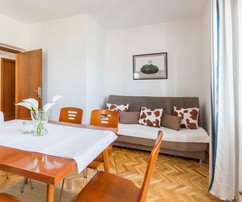 Omis Riviera Maison avec 3 appartements près de la plage