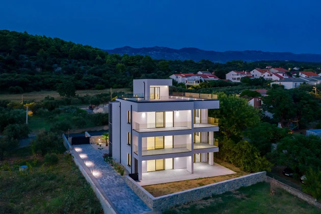 Moderno apartamento de tres dormitorios en venta con vistas al mar en Rab, Croacia