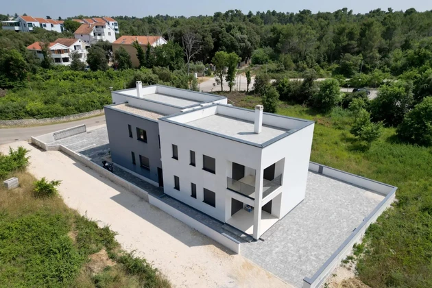 Zadar, Zaton, trzypokojowe mieszkanie z tarasem na dachu, 50 m od morza
