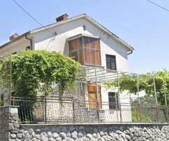 Rijeka, Drenova, casa unifamiliar con tres apartamentos y un garaje