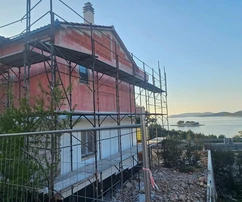 Primošten - külváros, új ház 250 m², három hálószoba és tengerre néző kilátás 100 m-re a strandtól