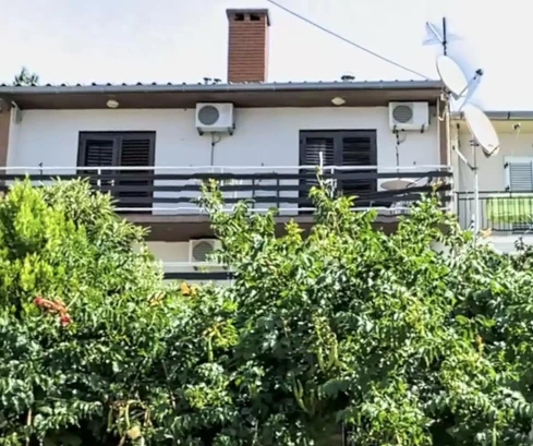 Dramalj, außergewöhnliche Lage, bietet vier Apartments mit Meerblick