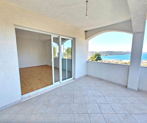 Zweizimmerwohnung mit Meerblick auf Čiovo zu verkaufen