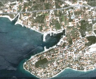 Seget Vranjica,građevinsko zemljište 748m2,ispod magistrale