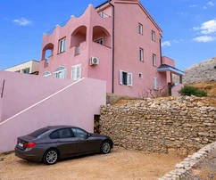Pag, Vodice, maison avec 5 appartements dans un emplacement de choix