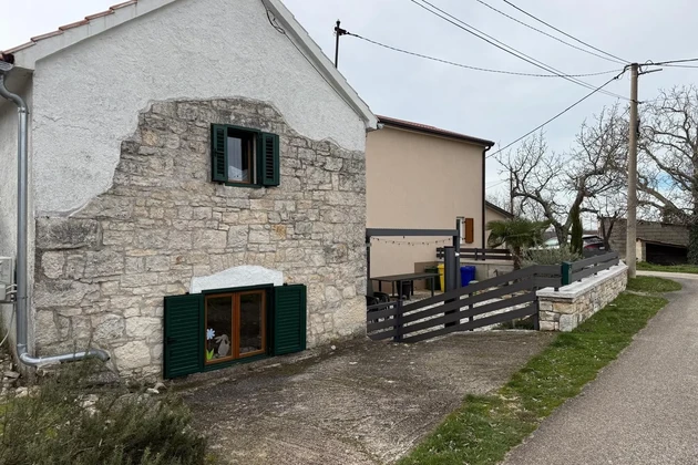 Istrie, Sveti Petar u Šumi : Maison en pierre avec cour
