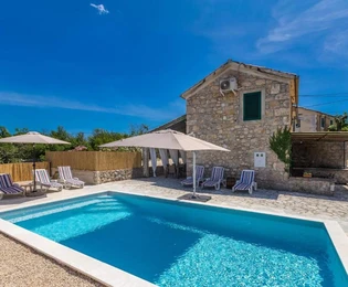 Villa in pietra con piscina in vendita sull'isola di Krk in Croazia